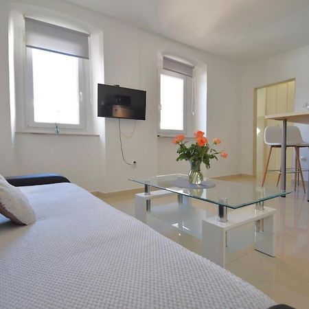 City Centre Apartment With Terrace 2 พูลา ภายนอก รูปภาพ