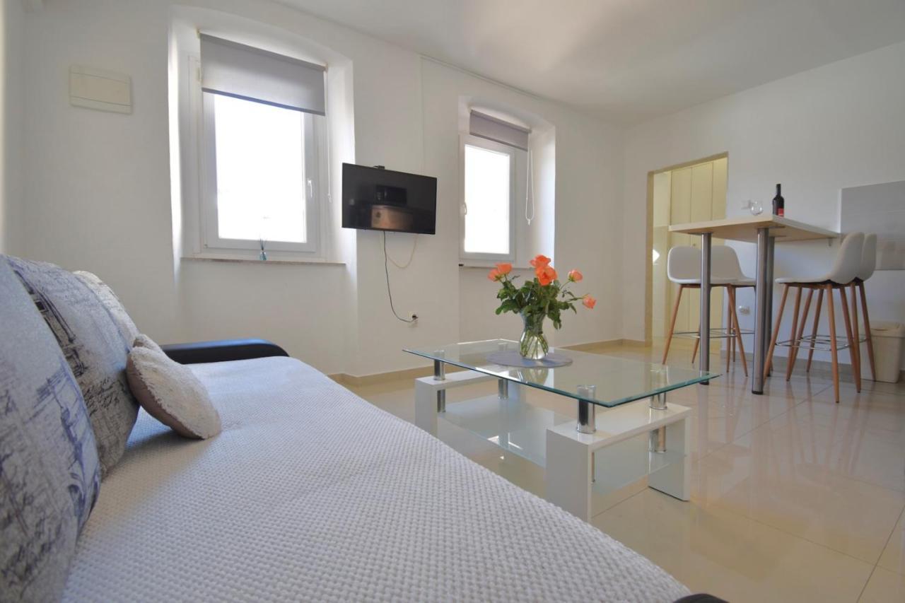 City Centre Apartment With Terrace 2 พูลา ภายนอก รูปภาพ