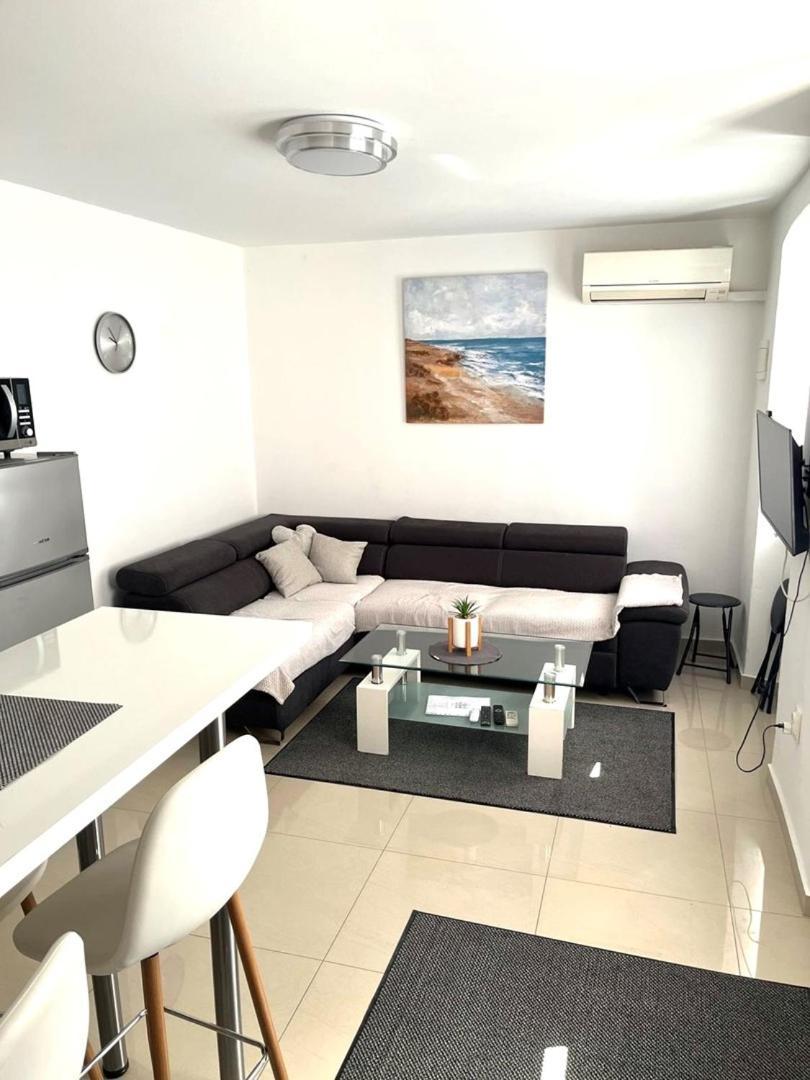 City Centre Apartment With Terrace 2 พูลา ภายนอก รูปภาพ
